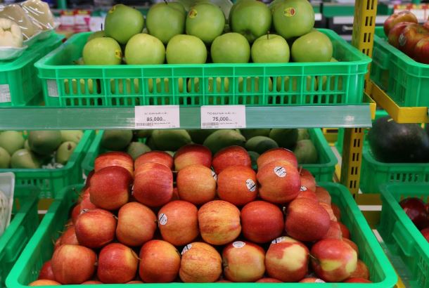 Vốn tiết kiệm là thế nhưng bà nội trợ vẫn bạo chi cho trái cây nhập khẩu