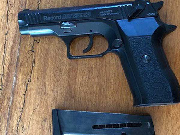 Bị đánh vì chê tiền boa ít, tiếp viên gọi người mang súng bắn khách hát