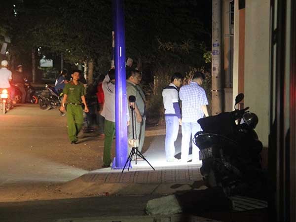 Đang ăn cơm bị chém gục