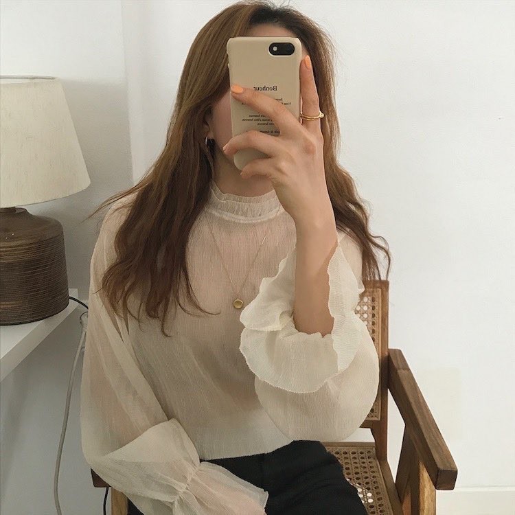 Biết là áo voan mỏng rất mát nhưng chị em đừng mặc kiểu phô phang, gây nhức mắt người đối diện nhé