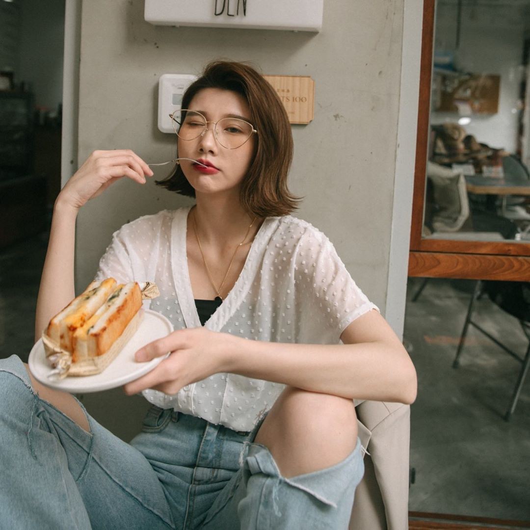 Biết là áo voan mỏng rất mát nhưng chị em đừng mặc kiểu phô phang, gây nhức mắt người đối diện nhé