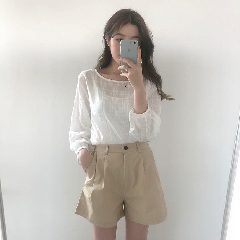 Biết là áo voan mỏng rất mát nhưng chị em đừng mặc kiểu phô phang, gây nhức mắt người đối diện nhé