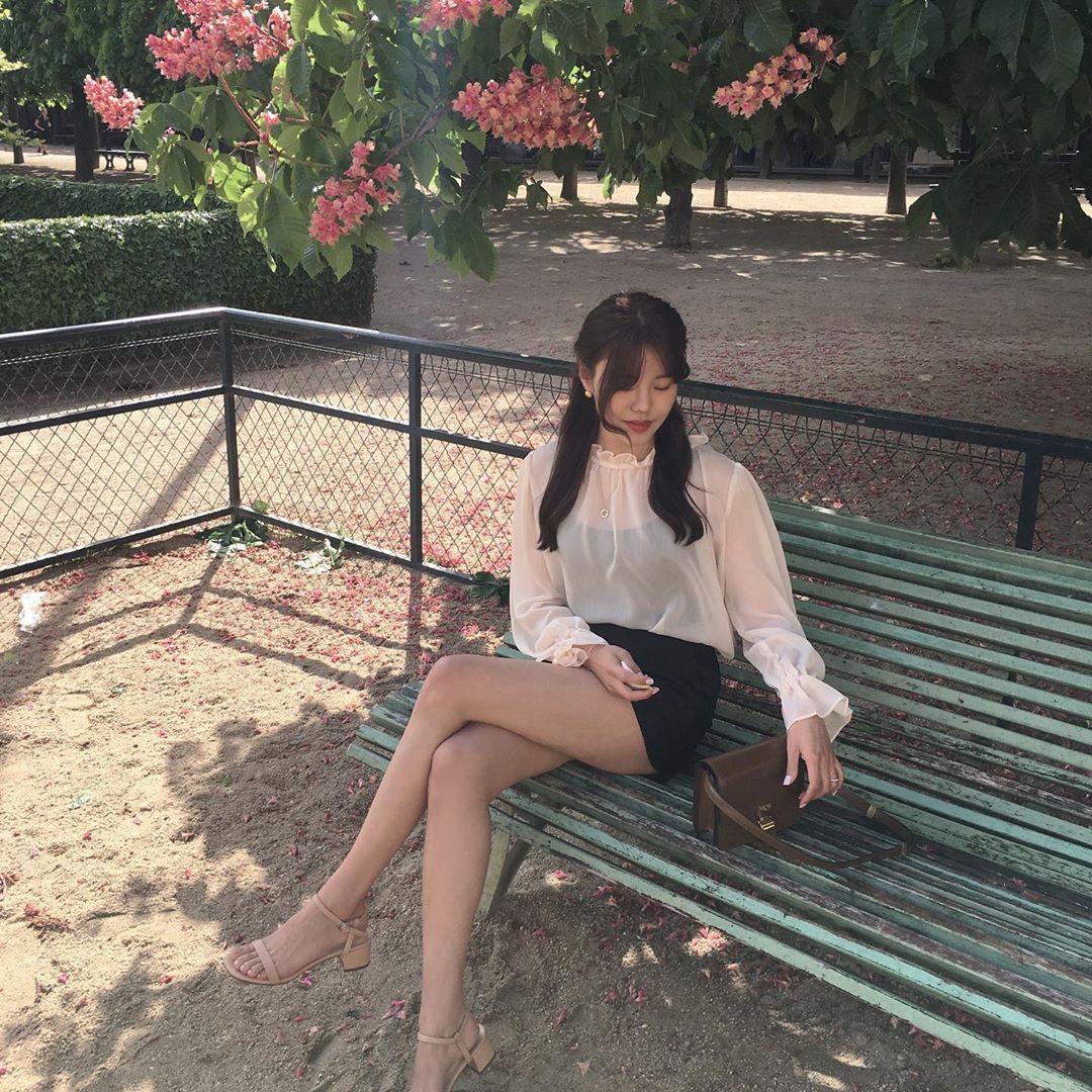 Biết là áo voan mỏng rất mát nhưng chị em đừng mặc kiểu phô phang, gây nhức mắt người đối diện nhé