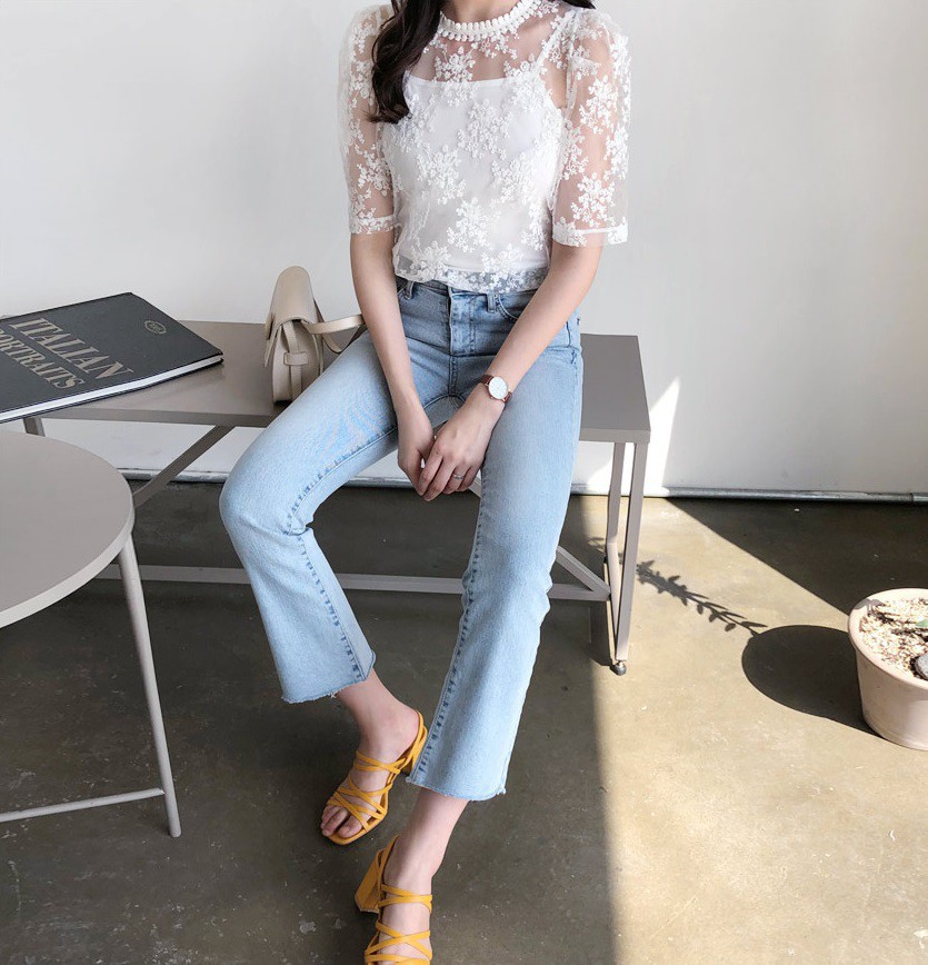 Biết là áo voan mỏng rất mát nhưng chị em đừng mặc kiểu phô phang, gây nhức mắt người đối diện nhé