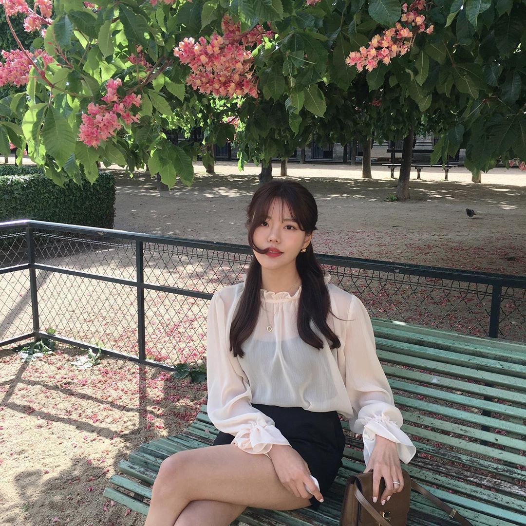 Biết là áo voan mỏng rất mát nhưng chị em đừng mặc kiểu phô phang, gây nhức mắt người đối diện nhé