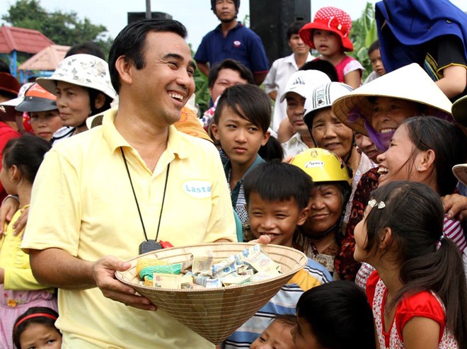 Chuyện anh MC chuyên 'gian lận' vì người nghèo bị chỉ trích chảnh choẹ, tham tiền: 'Còn lâu Quyền Linh mới là một nghệ sĩ hoàn hảo' - 2 Chuyện anh MC chuyên 'gian lận' vì người nghèo bị chỉ trích chảnh choẹ, tham tiền: 'Còn lâu Quyền Linh mới là một nghệ sĩ hoàn hảo' - 2