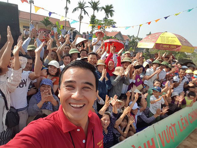 Chuyện anh MC chuyên 'gian lận' vì người nghèo bị chỉ trích chảnh choẹ, tham tiền: 'Còn lâu Quyền Linh mới là một nghệ sĩ hoàn hảo' - 4 Chuyện anh MC chuyên 'gian lận' vì người nghèo bị chỉ trích chảnh choẹ, tham tiền: 'Còn lâu Quyền Linh mới là một nghệ sĩ hoàn hảo' - 4