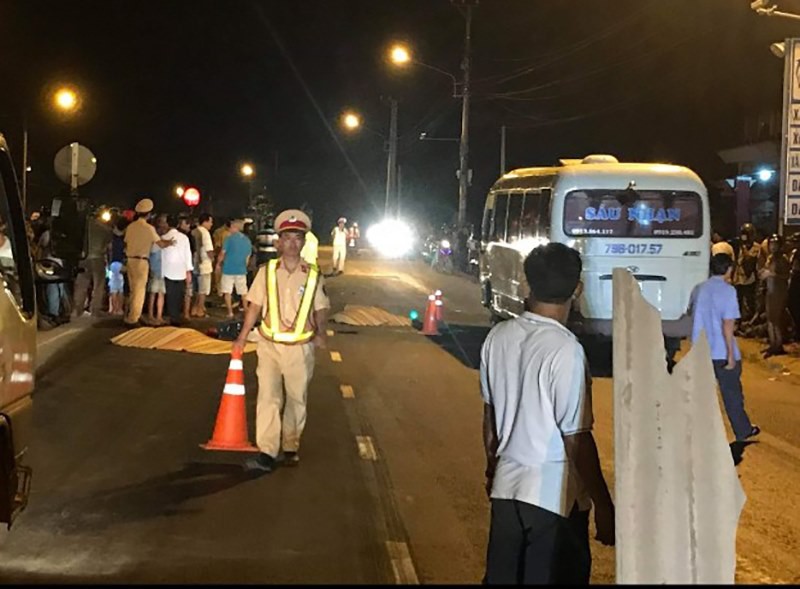 Va chạm với xe tải, 2 vợ chồng chạy xe máy tử vong thương tâm