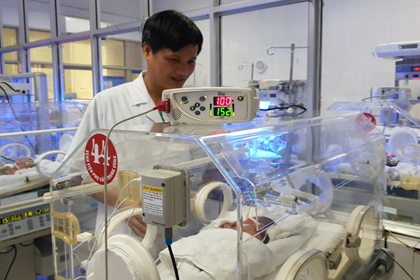 Hình ảnh bé Bình An, thiên thần của người mẹ trẻ mắc ung thư giai đoạn cuối