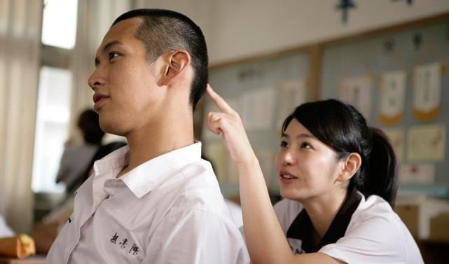 Cặp 10X Đà Nẵng gây chú ý với bức ảnh tình bể bình ngày bế giảng