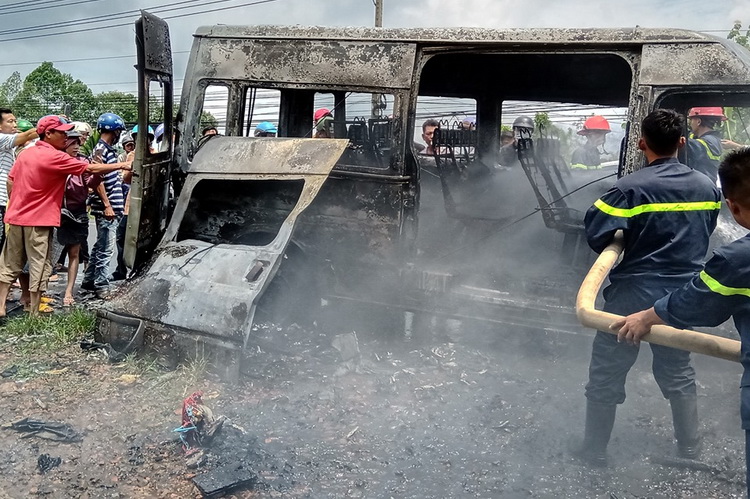 Ôtô khách cháy ở Đồng Nai, bé trai 14 tuổi tử vong