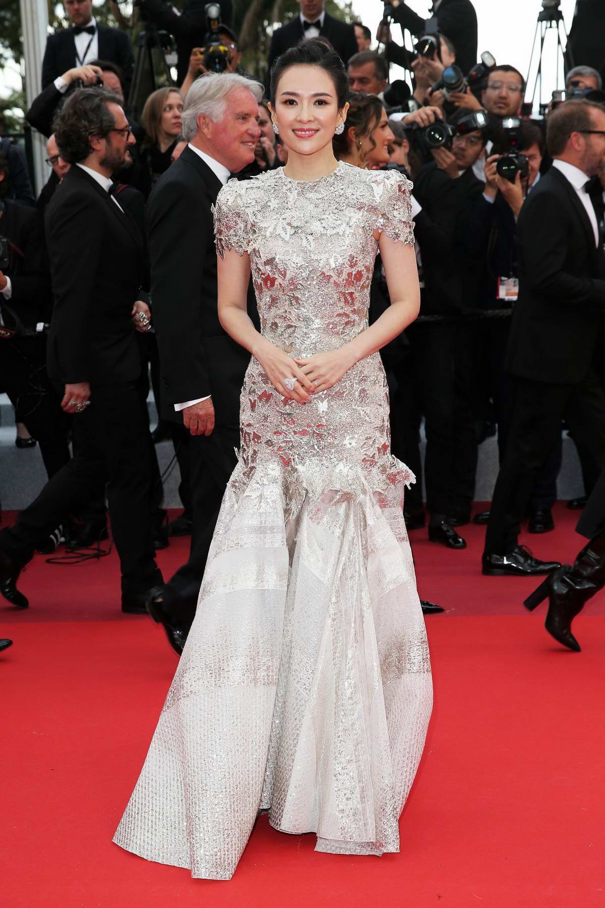 Chẳng cần chiêu trò hở da thịt, 25 bộ cánh này vẫn được công nhận là đỉnh nhất Cannes 2019