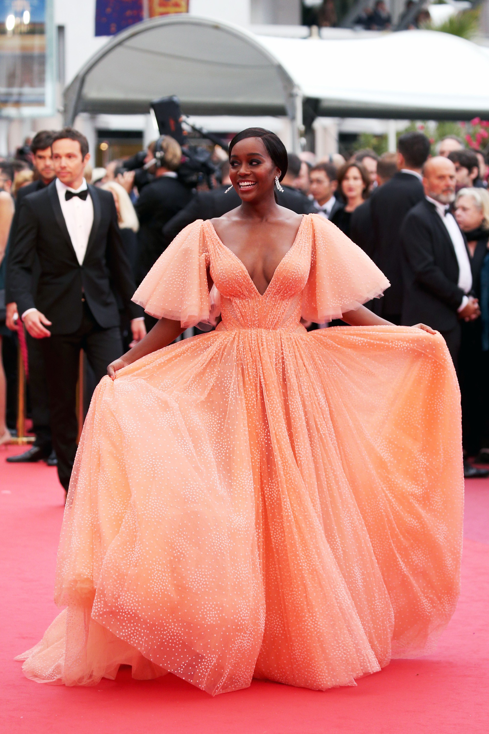 Chẳng cần chiêu trò hở da thịt, 25 bộ cánh này vẫn được công nhận là đỉnh nhất Cannes 2019