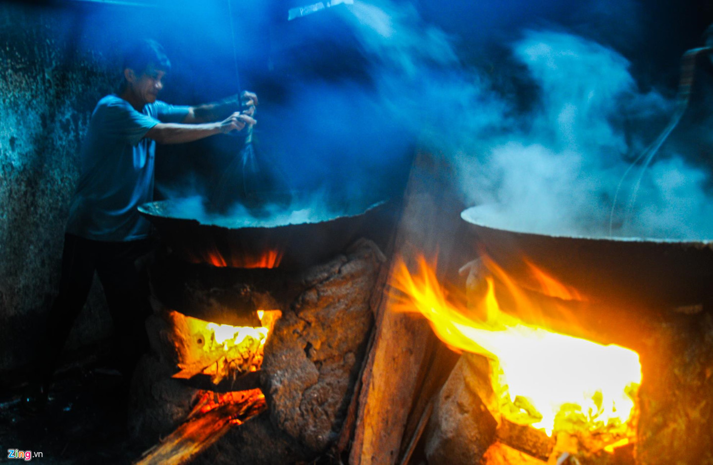 Video ảnh: Nhọc nhằn kiếm sống bên chảo lửa hấp cá ở cảng Quy Nhơn