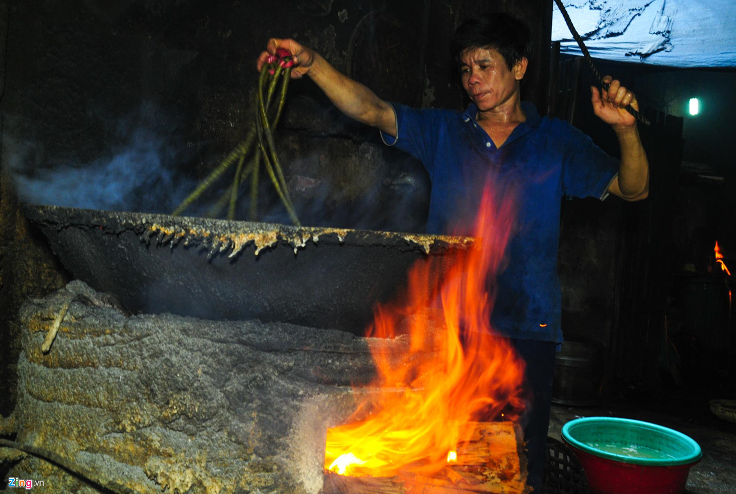 Video ảnh: Nhọc nhằn kiếm sống bên chảo lửa hấp cá ở cảng Quy Nhơn