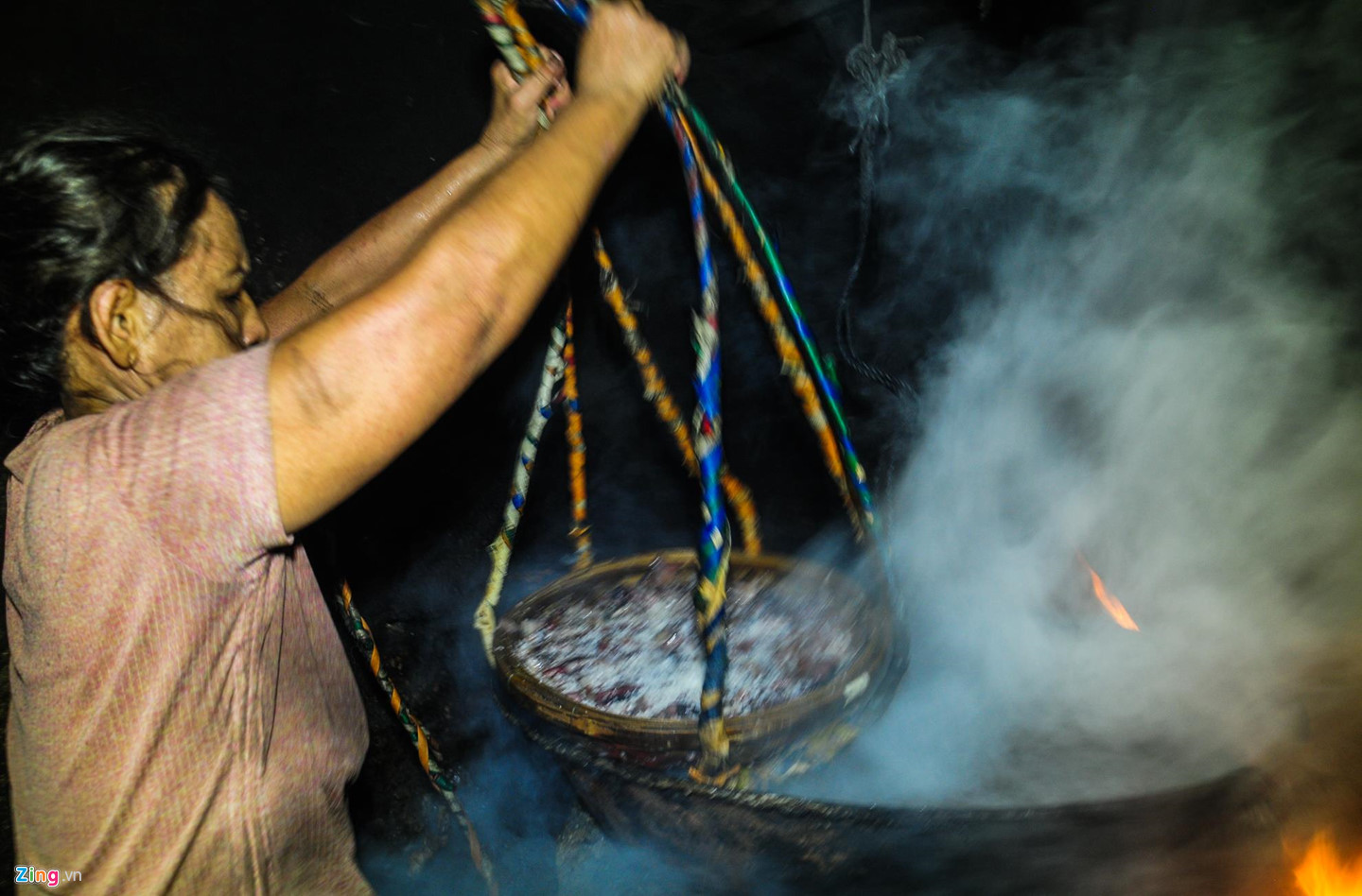 Video ảnh: Nhọc nhằn kiếm sống bên chảo lửa hấp cá ở cảng Quy Nhơn