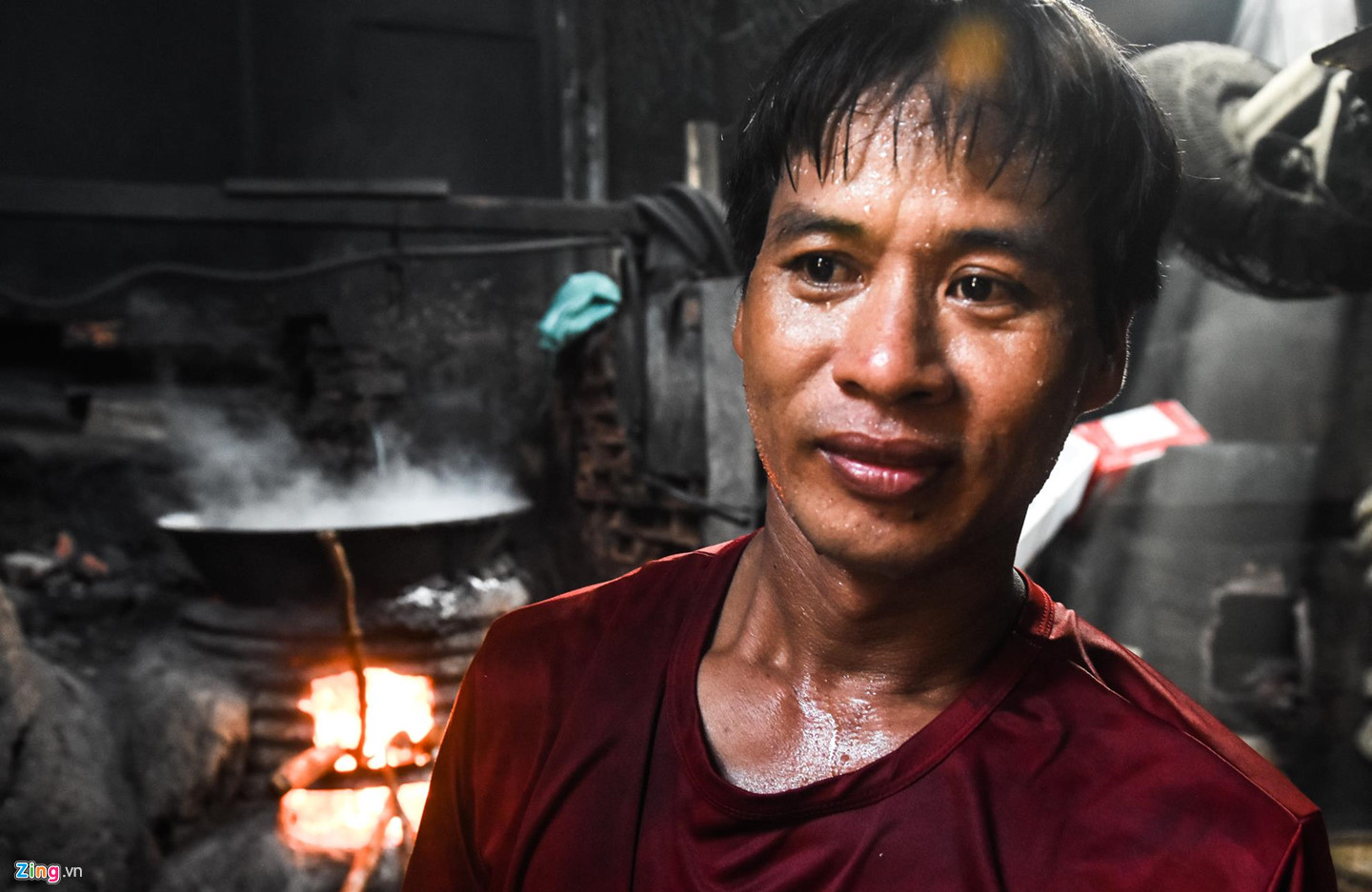 Video ảnh: Nhọc nhằn kiếm sống bên chảo lửa hấp cá ở cảng Quy Nhơn