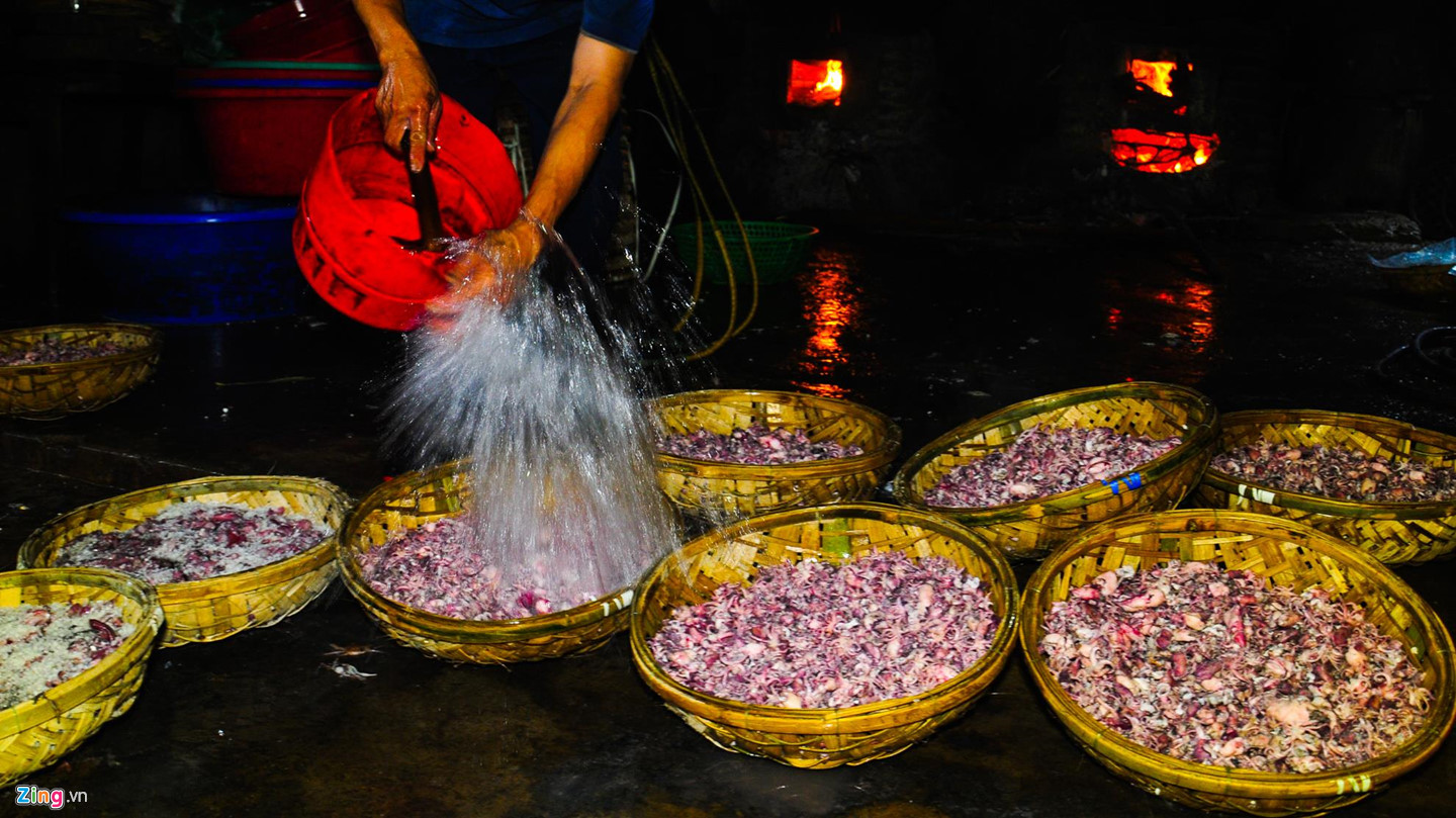 Video ảnh: Nhọc nhằn kiếm sống bên chảo lửa hấp cá ở cảng Quy Nhơn