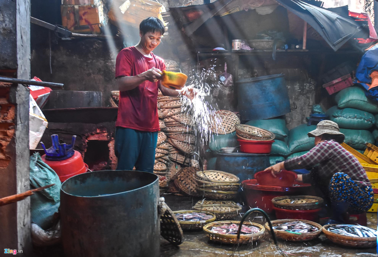 Video ảnh: Nhọc nhằn kiếm sống bên chảo lửa hấp cá ở cảng Quy Nhơn
