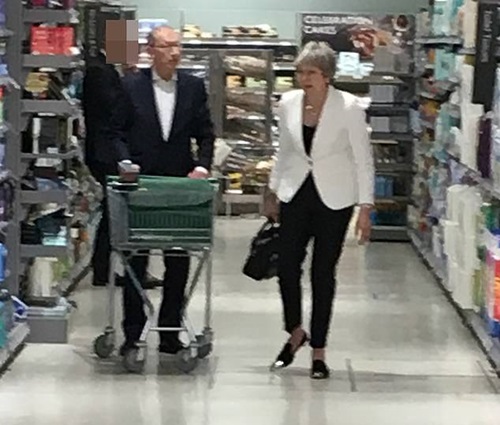 Thủ tướng Anh cùng chồng đi siêu thị sau khi tuyên bố từ chức