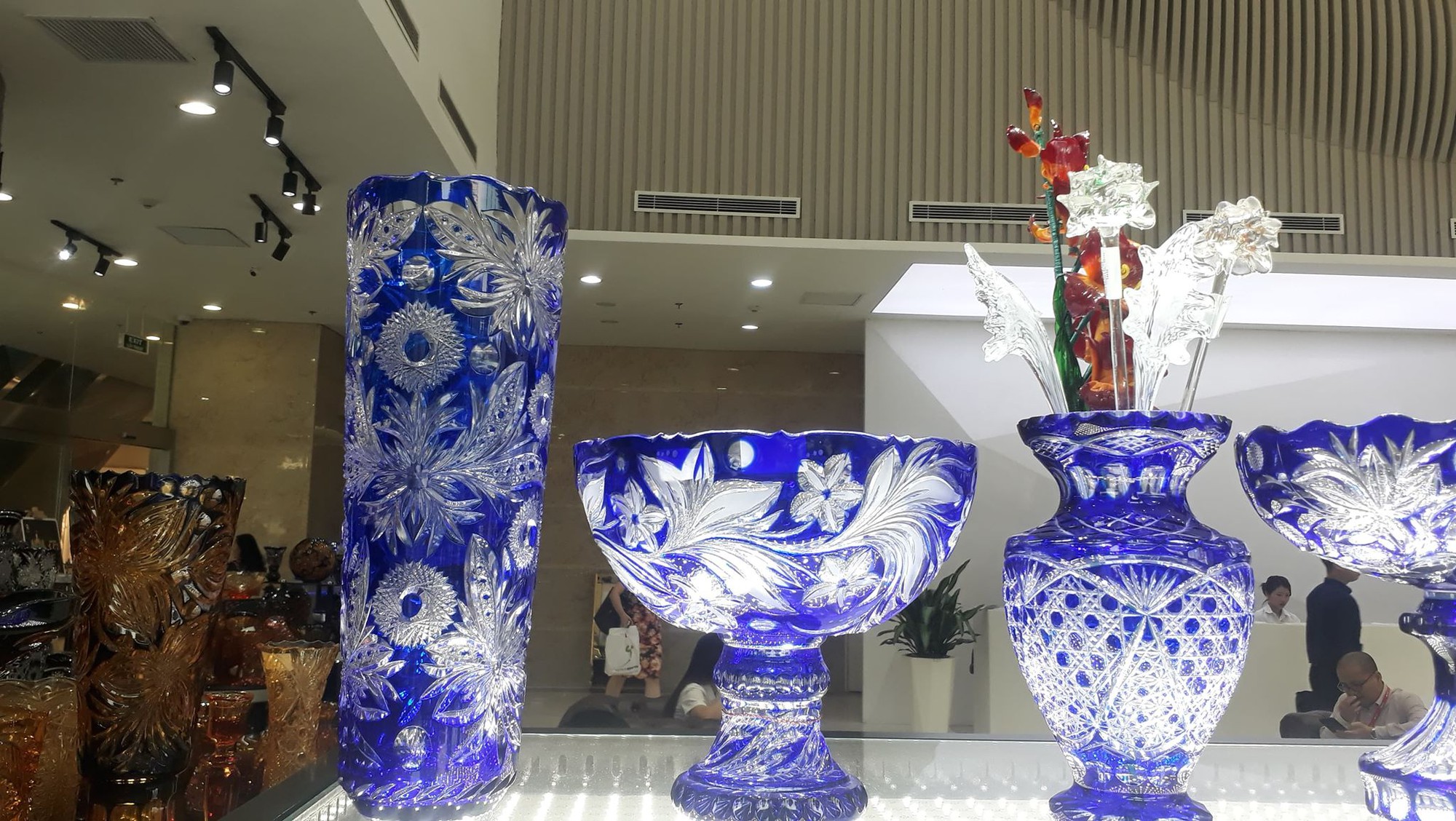 Vụ hot girl Bella làm vỡ chiếc bình 17 triệu đồng: Quản lý cửa hàng người Nga thương hoàn cảnh khó khăn nên thông cảm không truy cứu