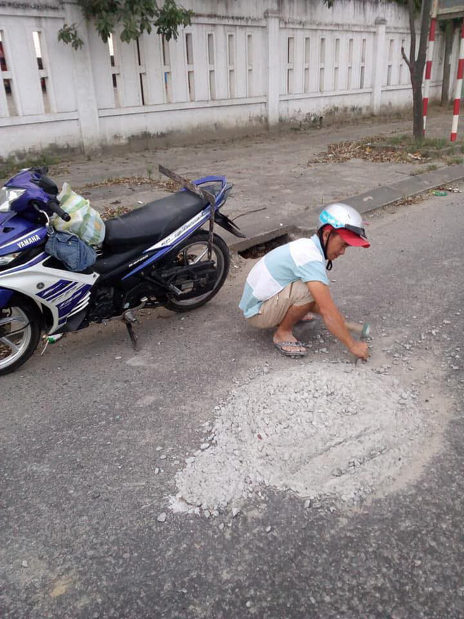 Thấy ụ xi măng cắm thanh sắt giữa đường, chú thợ hồ có hành động khiến dân mạng vỗ tay rần rần - 1 Thấy ụ xi măng cắm thanh sắt giữa đường, chú thợ hồ có hành động khiến dân mạng vỗ tay rần rần - 1