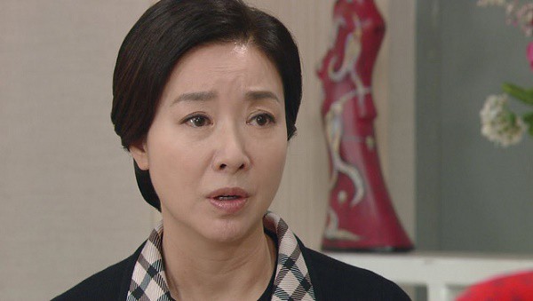 Đầu tư túi quà toàn hàng đắt đỏ để ra mắt, nàng dâu tái mặt trước thái độ của mẹ chồng tương lai