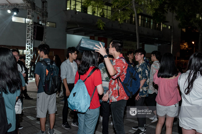 Dàn nữ sinh trường chuyên Amsterdam siêu sexy, đội mưa to nhảy máu lửa trong lễ trưởng thành