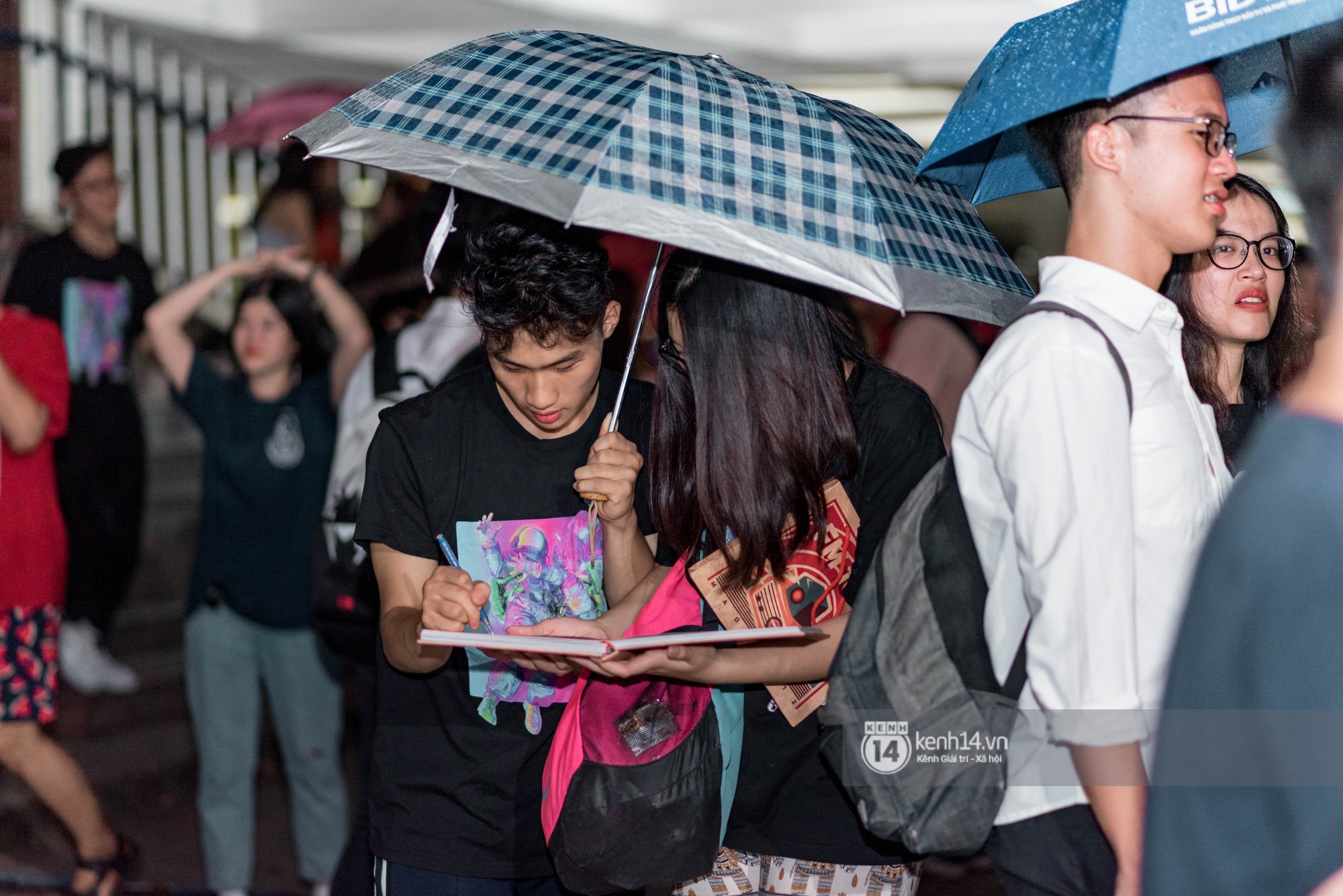 Dàn nữ sinh trường chuyên Amsterdam siêu sexy, đội mưa to nhảy máu lửa trong lễ trưởng thành