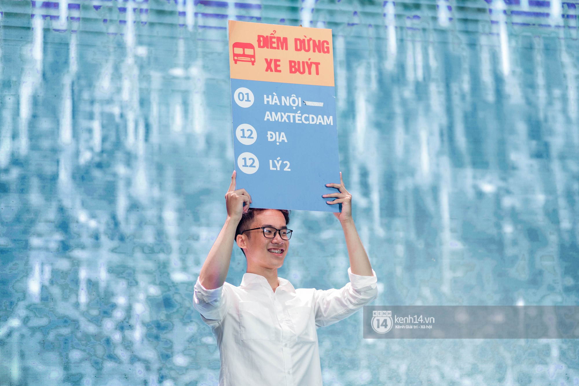 Dàn nữ sinh trường chuyên Amsterdam siêu sexy, đội mưa to nhảy máu lửa trong lễ trưởng thành