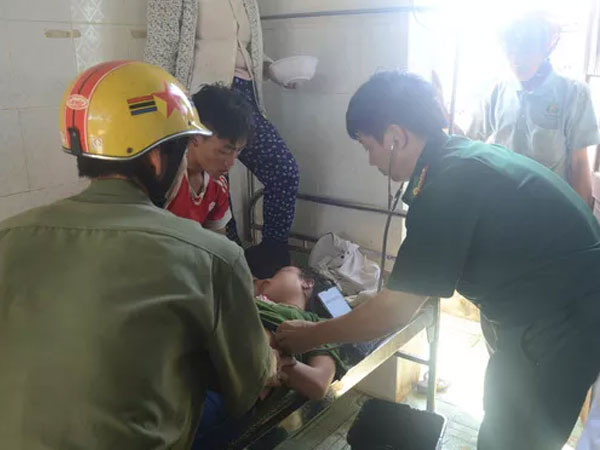 Giận chồng, người vợ trẻ vào rừng hái lá ngón ăn tự tử