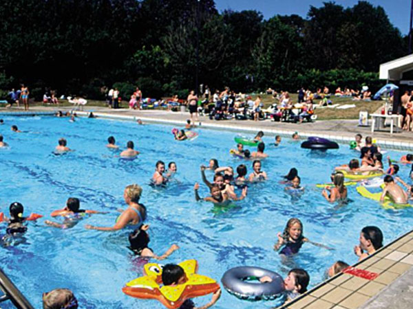 Bể bơi công cộng chứa 60 lít nước tiểu