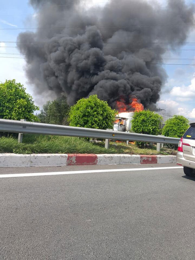 Container bốc cháy dữ dội, phong tỏa cao tốc TP HCM-Long Thành-Dầu Giây để dập lửa