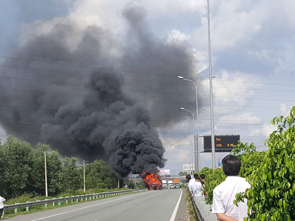 Container bốc cháy dữ dội, phong tỏa cao tốc TP HCM-Long Thành-Dầu Giây để dập lửa