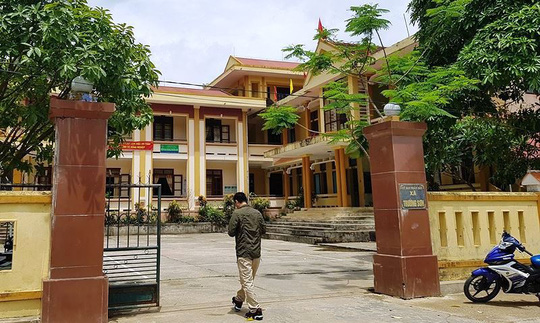 Điểm chứa gỗ lậu ngay trong phòng làm việc của ủy ban xã