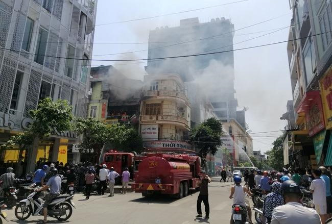 Nhà 4 tầng kinh doanh gas cháy dữ dội giữa trưa