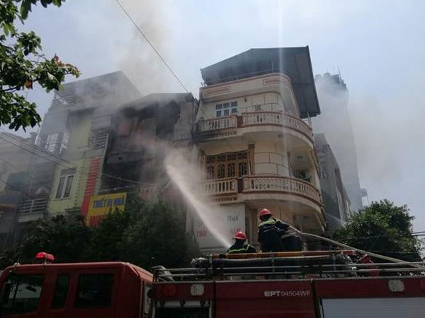 Nhà 4 tầng kinh doanh gas cháy dữ dội giữa trưa