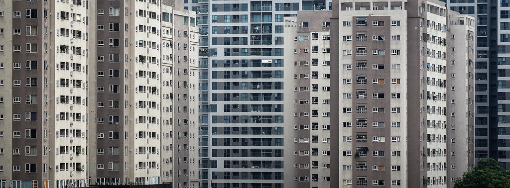 Ngộp thở 6.000 căn chung cư trên tuyến đường 2 km ở Hà Nội