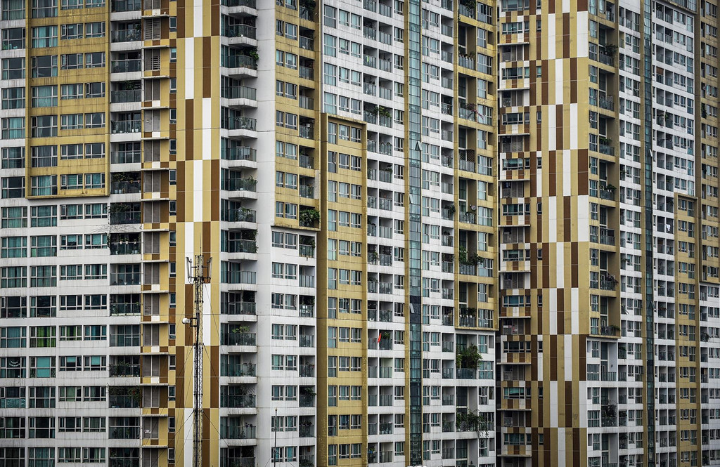 Ngộp thở 6.000 căn chung cư trên tuyến đường 2 km ở Hà Nội