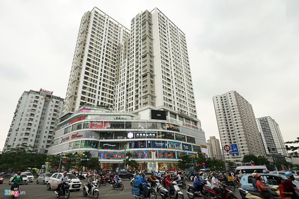 Ngộp thở 6.000 căn chung cư trên tuyến đường 2 km ở Hà Nội