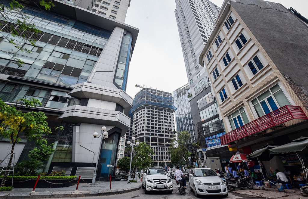 Ngộp thở 6.000 căn chung cư trên tuyến đường 2 km ở Hà Nội