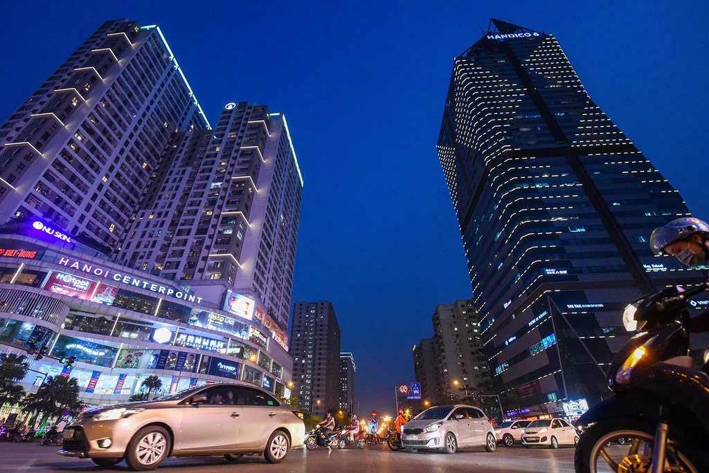 Ngộp thở 6.000 căn chung cư trên tuyến đường 2 km ở Hà Nội