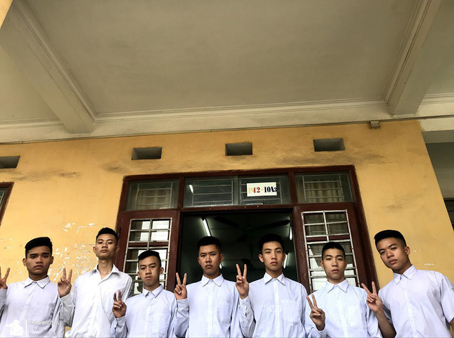 Bộ ảnh đơ có đẳng cấp, tạo dáng trăm kiểu như một trước khi ra trường của hội bạn thân nhận về bão like - 4 Bộ ảnh đơ có đẳng cấp, tạo dáng trăm kiểu như một trước khi ra trường của hội bạn thân nhận về bão like - 4