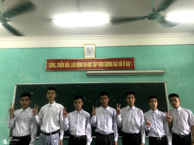 Bộ ảnh đơ có đẳng cấp, tạo dáng trăm kiểu như một trước khi ra trường của hội bạn thân nhận về bão like - 5 Bộ ảnh đơ có đẳng cấp, tạo dáng trăm kiểu như một trước khi ra trường của hội bạn thân nhận về bão like - 5