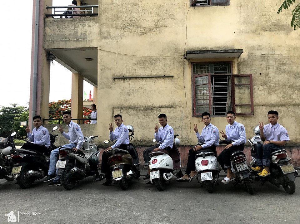 Bộ ảnh đơ có đẳng cấp, tạo dáng trăm kiểu như một trước khi ra trường của hội bạn thân nhận về bão like - 8 Bộ ảnh đơ có đẳng cấp, tạo dáng trăm kiểu như một trước khi ra trường của hội bạn thân nhận về bão like - 8