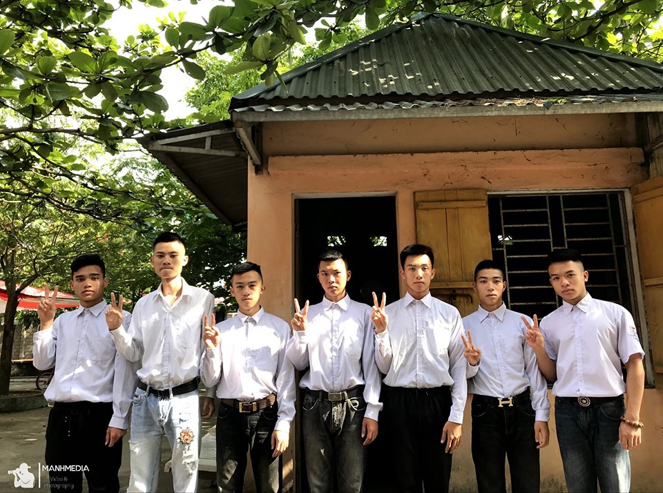 Bộ ảnh đơ có đẳng cấp, tạo dáng trăm kiểu như một trước khi ra trường của hội bạn thân nhận về bão like