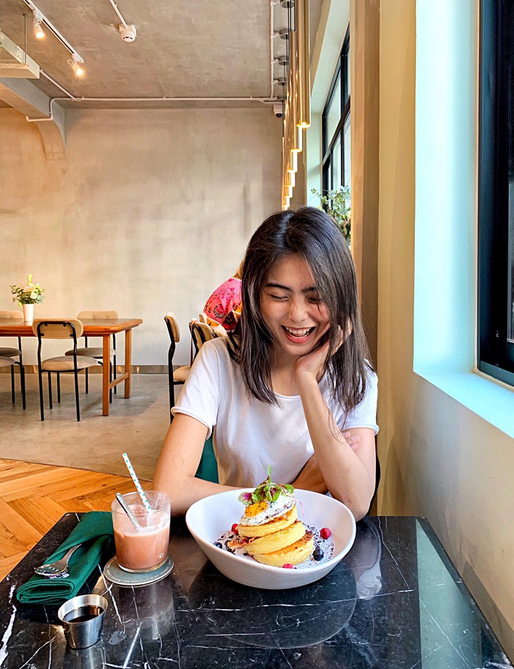 Gái xinh bỏ việc văn phòng làm mẫu ảnh kiếm tiền gấp 10 lần, tiết lộ cái tên được bố đặt vì muốn con sướng như Hoàng Hậu