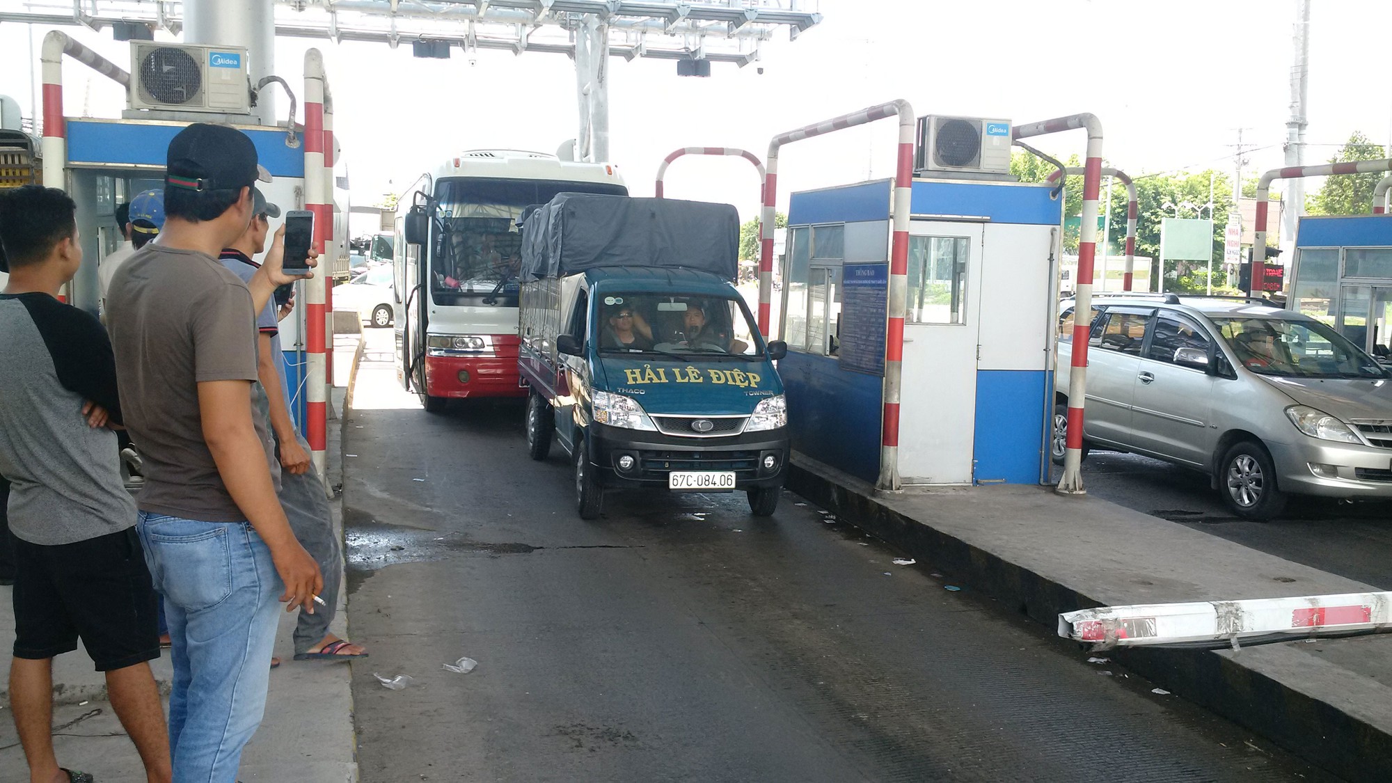 Tài xế liên tục phản đối trạm thu phí T2, vì sao?