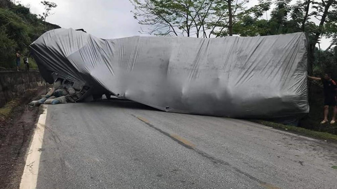 Lật nghiêng trên đèo, xe đầu kéo chắn ngang Quốc lộ 3