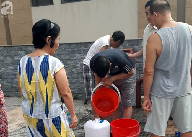 Hà Nội: Gần 10.000 cư dân bức xúc khi phải chờ đợi xách từng xô nước trong 3 ngày liên tiếp